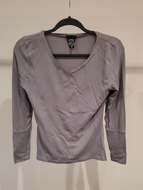 Lilikoi - Light Gray Women's Long-Sleeve V-Neck Top
